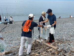 千本浜海岸にて清掃活動