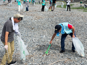 千本浜海岸にて清掃活動